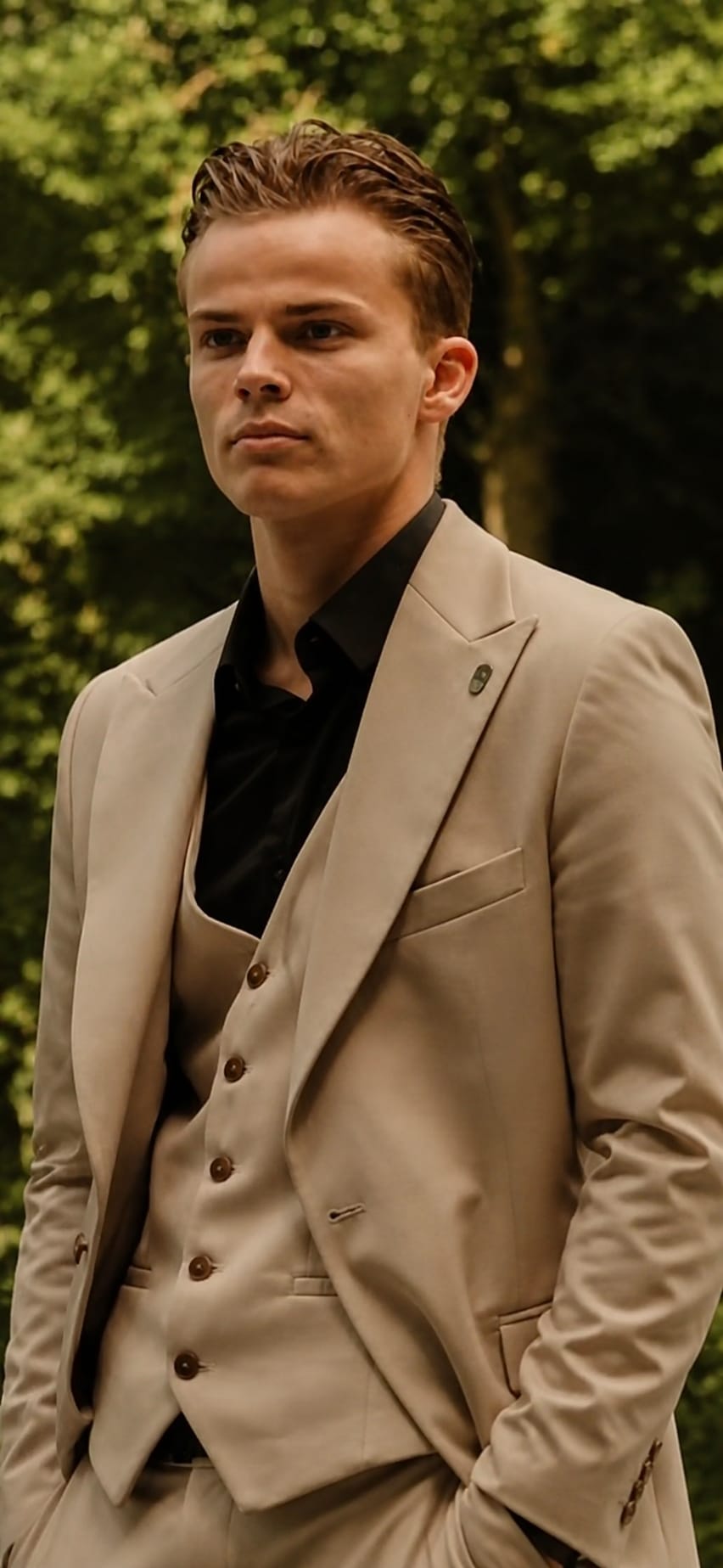 Bradley Hulst in beige pak