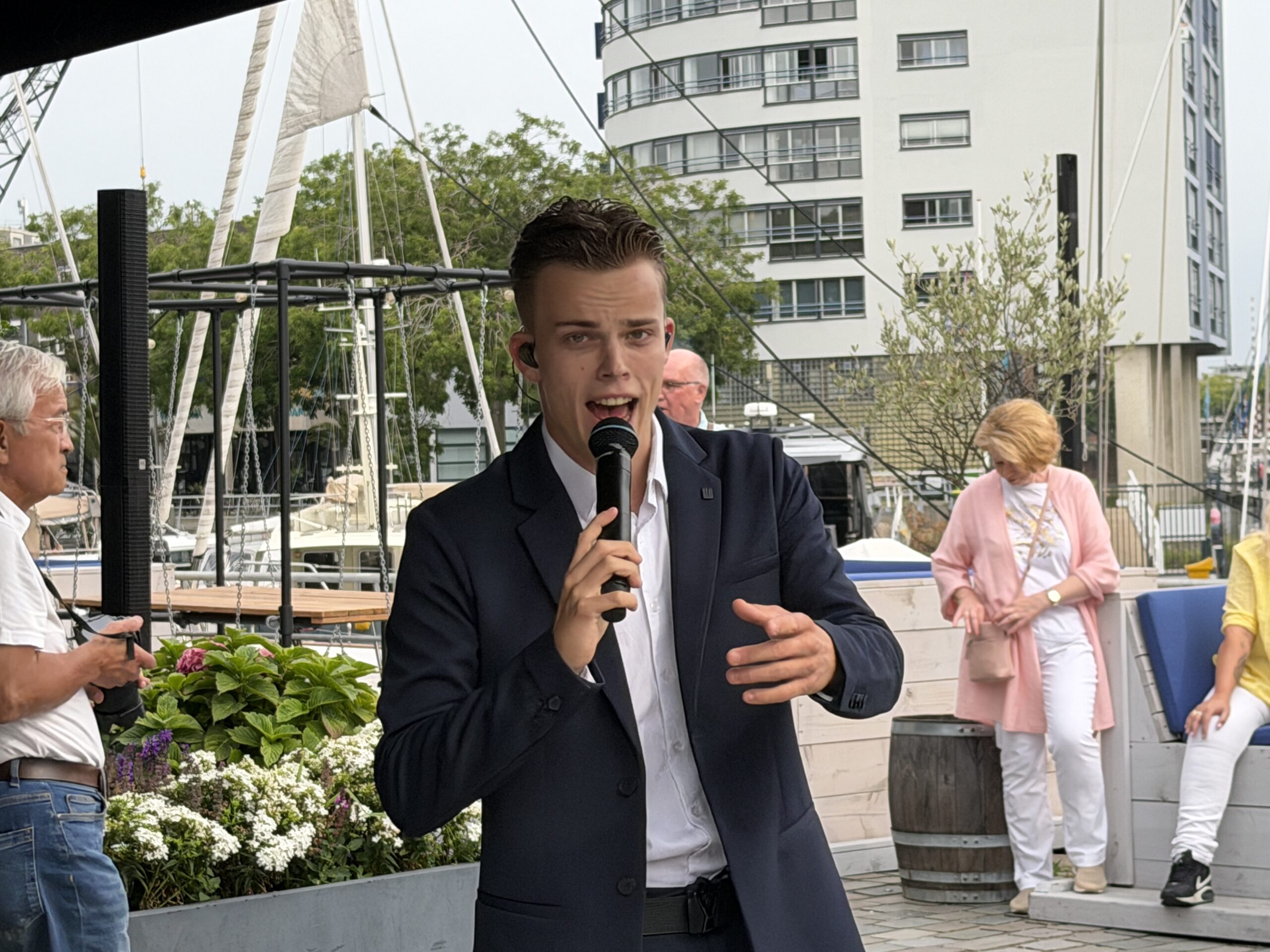 Bradley Hulst live aan het water